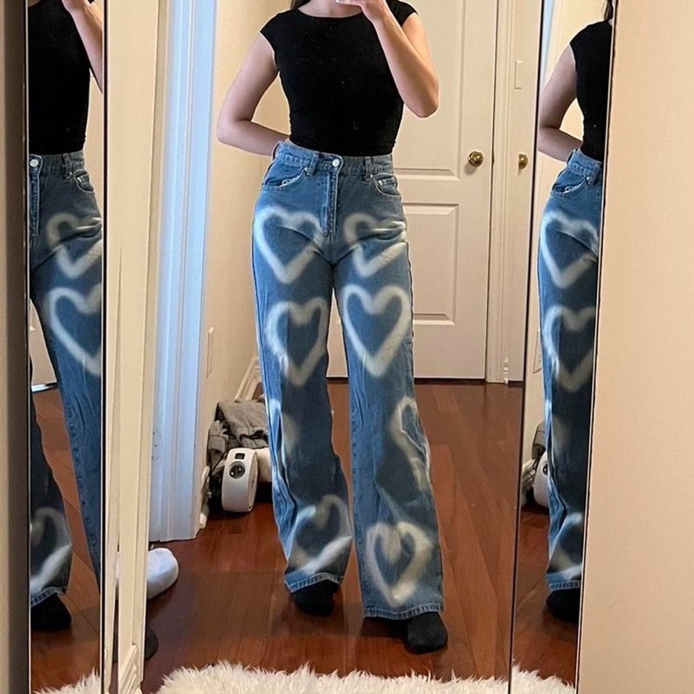 Adika: wide leg jeans with white graffiti hearts